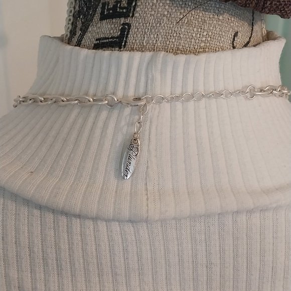 2951 Plunder Long Gold Link Chain With A Gold Yarn Embellished Pendent. - Picture 6 of 7